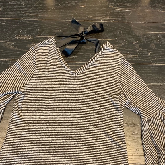 Amy Byer Black & Gray V-Neck Top with Bell Sleeves - Picture 2 of 5